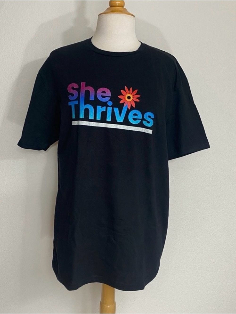 Gildan Women's Softstyle Black Crew She Thrives Cotton T-Shirt Size Large Casual
